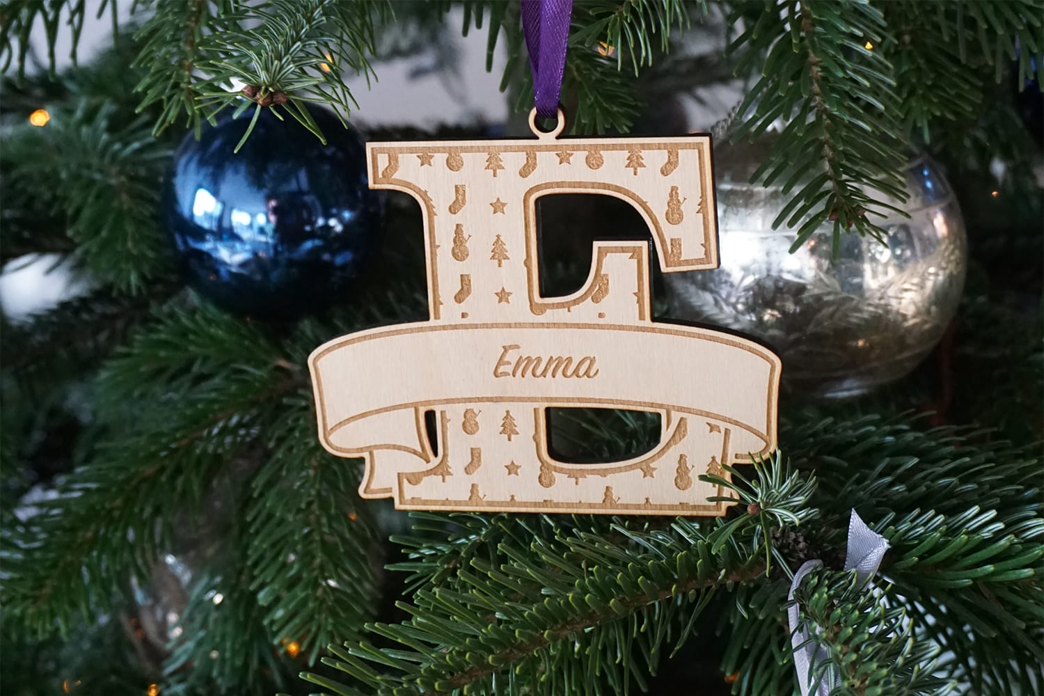 Gepersonaliseerde houten kerstcadeau: kersthanger met naam - Afbeelding 3