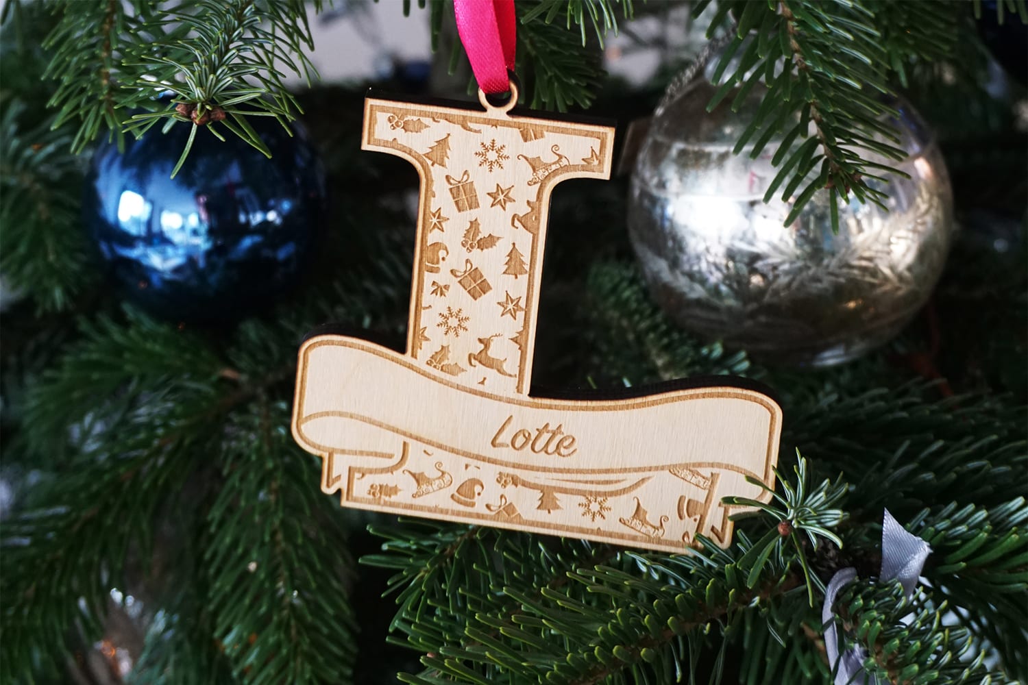 Gepersonaliseerde houten kerstcadeau: kersthanger met naam - Afbeelding 2