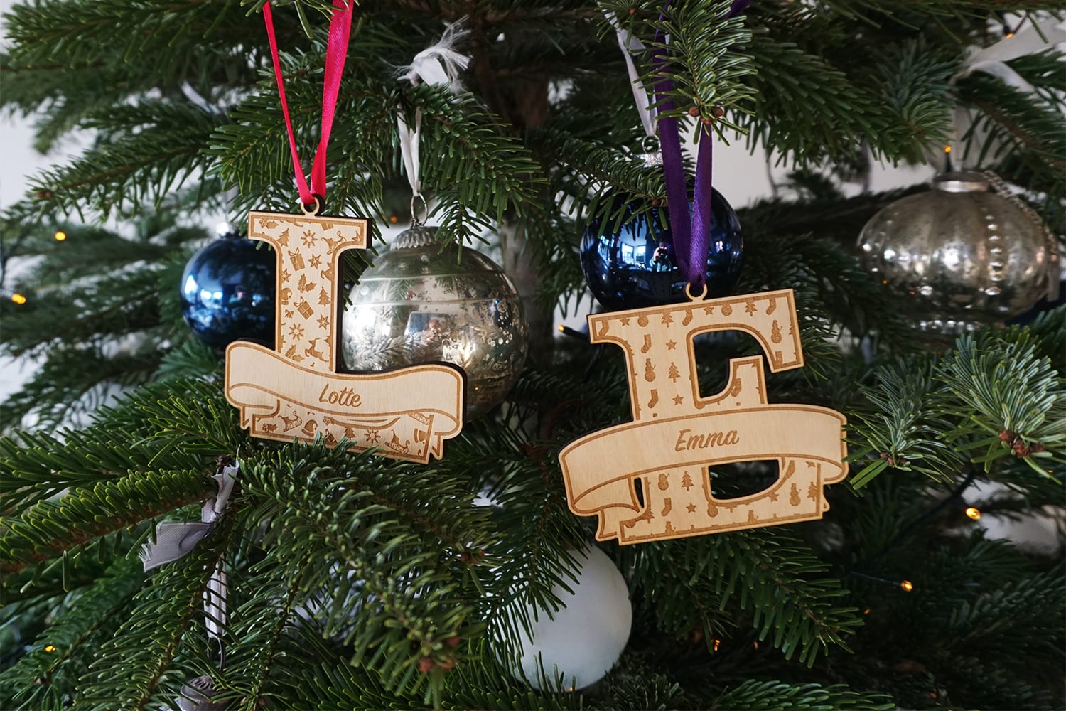 Gepersonaliseerde houten kerstcadeau: kersthanger met naam