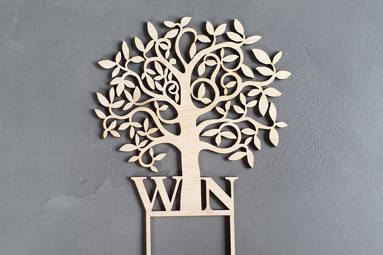 Houten taarttopper 'Boom' met initialen voor trouwen - Afbeelding 3