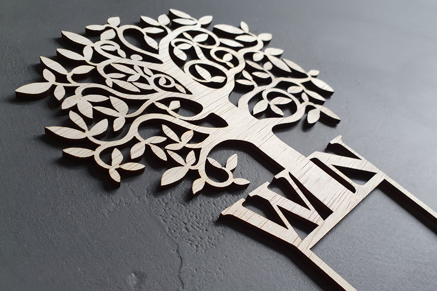 Houten taarttopper 'Boom' met initialen voor trouwen - Afbeelding 4