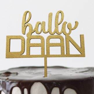 taarttopper met daarop hallo babynaam