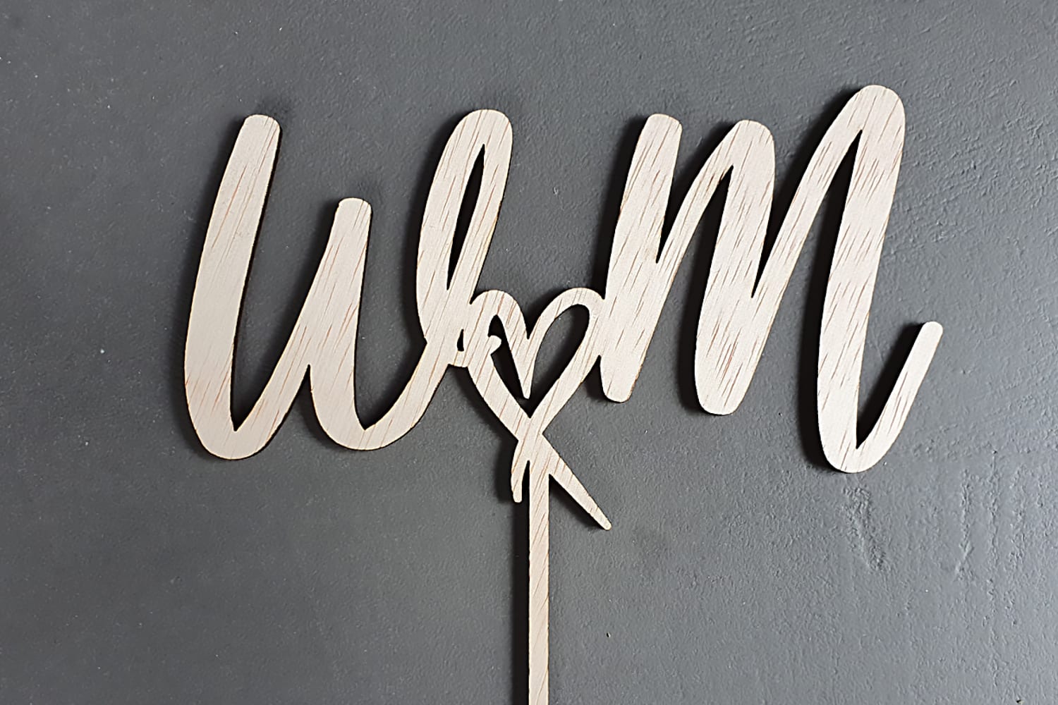 Houten taarttopper 'hartje met initialen' voor verliefd stelletje - Afbeelding 5
