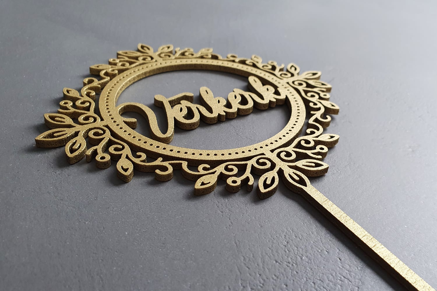 Houten taarttopper 'Klassieke Krans' met familienaam - Afbeelding 3