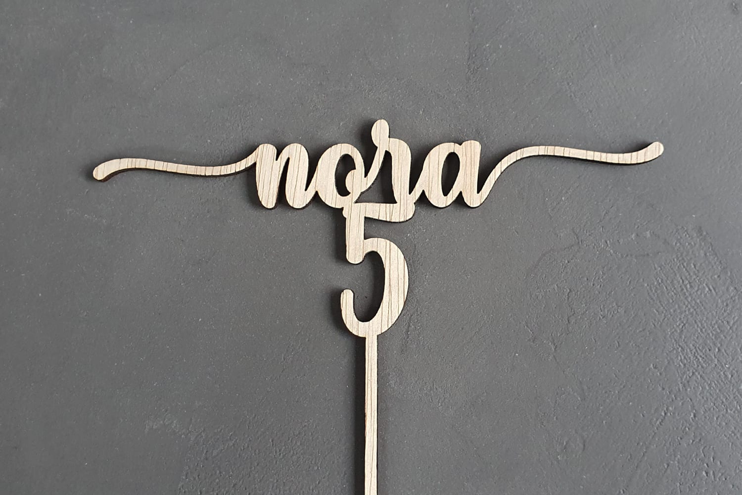 Taarttopper met naam & leeftijd handlettering voor verjaardag van hout - Afbeelding 3