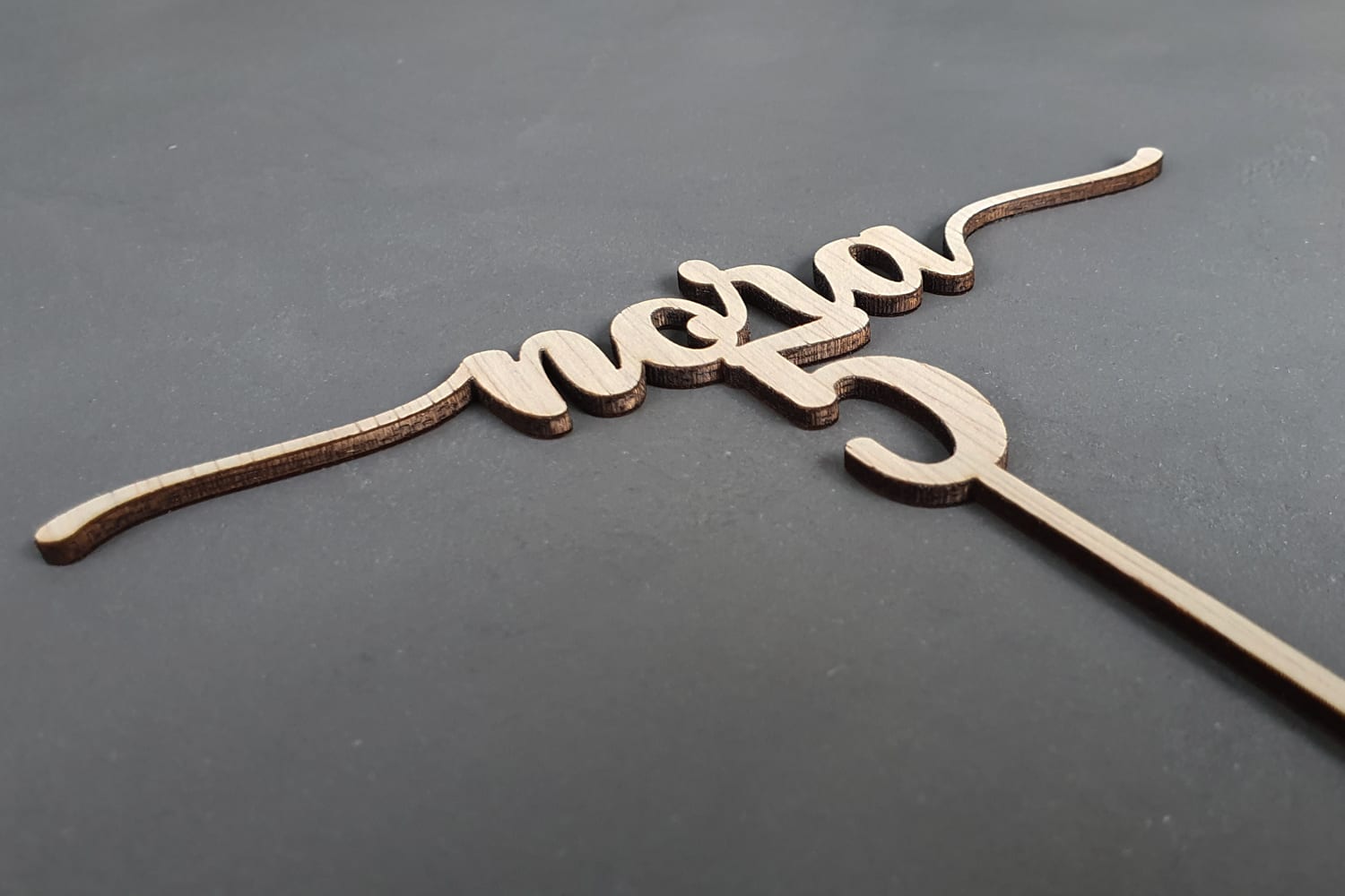 Taarttopper met naam & leeftijd handlettering voor verjaardag van hout - Afbeelding 4