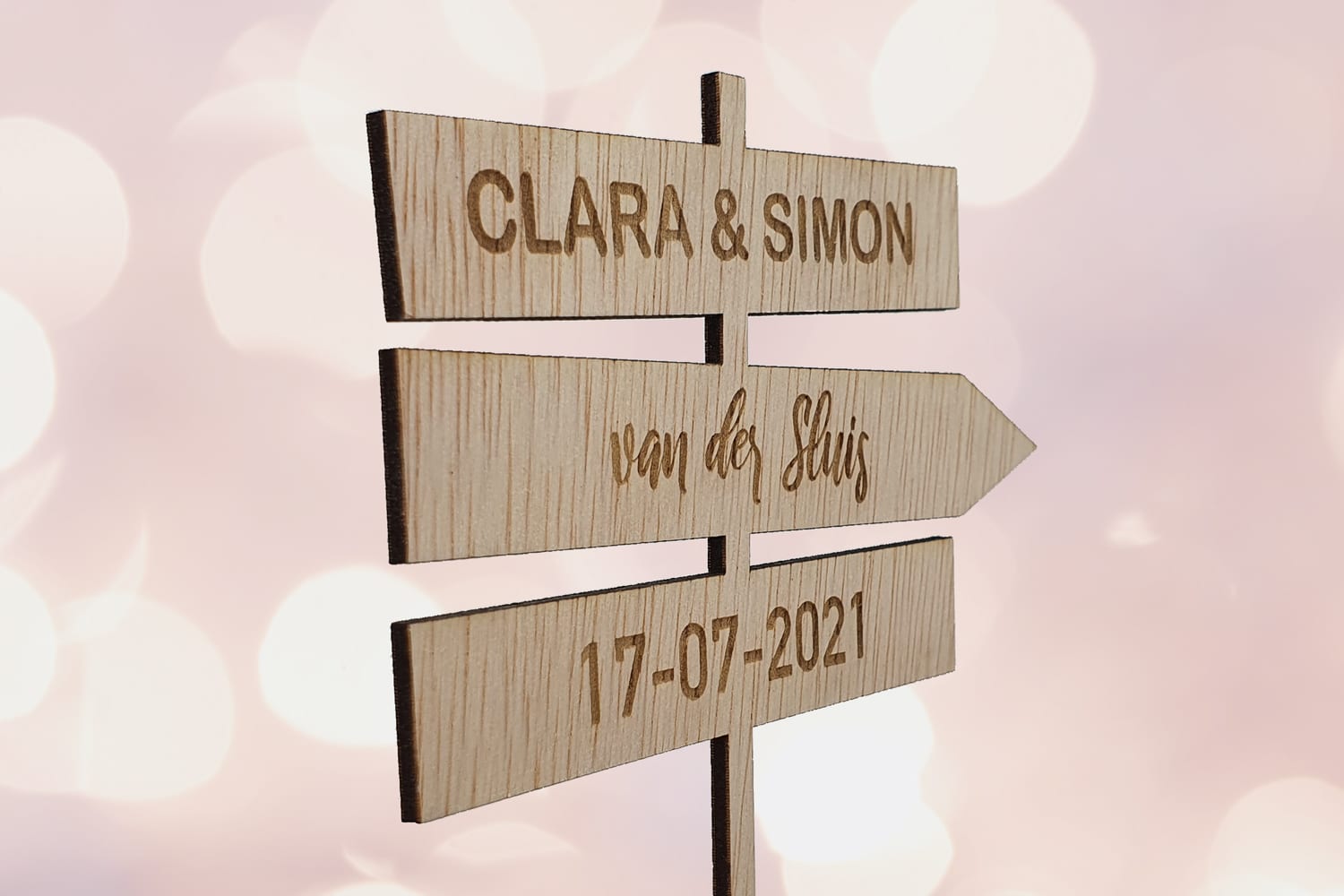 Taarttopper 'Houten Wegwijzerbord' voor huwelijk gegraveerd - Afbeelding 4