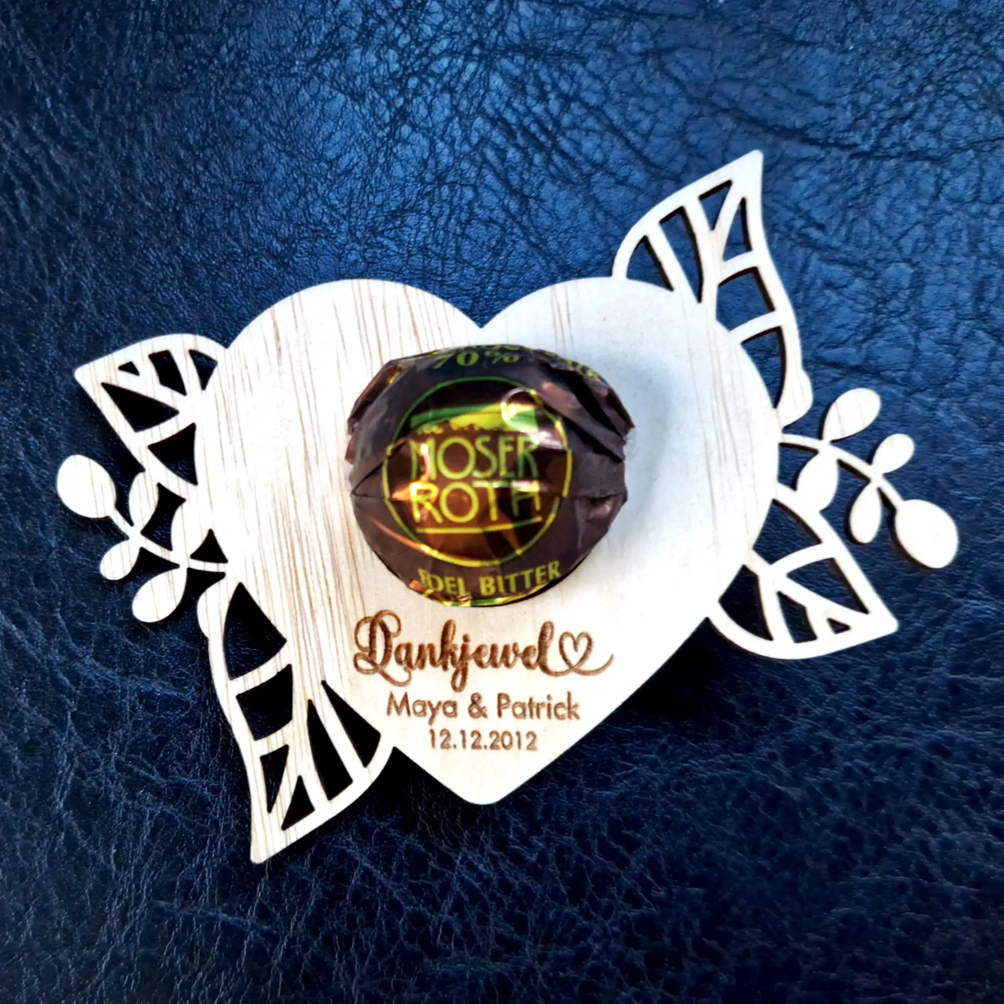 Bedankje bruiloft: houten hartje met chocolade