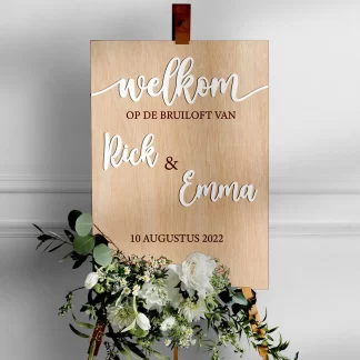 houten bord voor warm welkom op huwelijk; beplakt met namen bruidspaar.